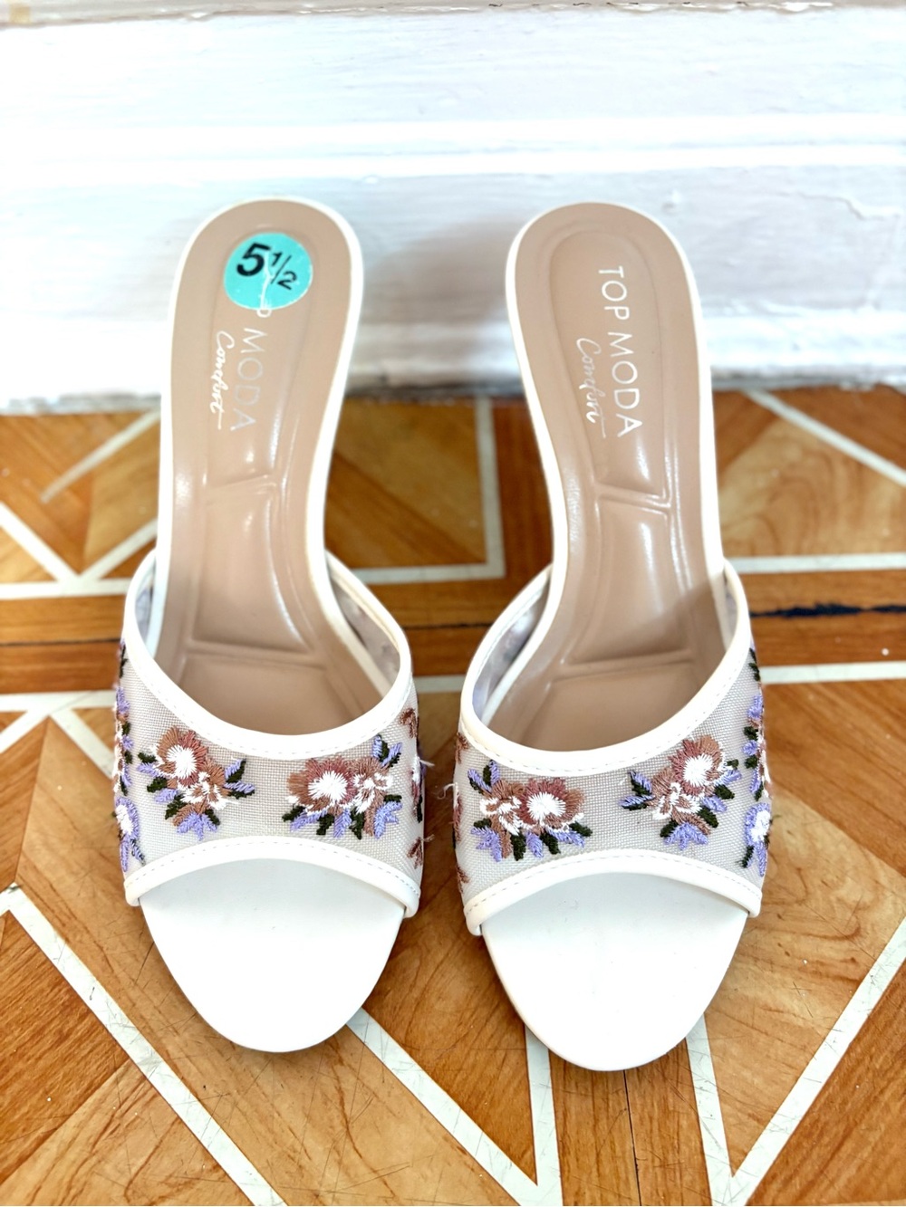 NWOT Top Moda Floral Kitten Heel